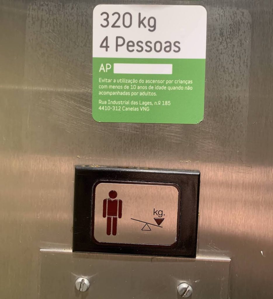 Sign in the elevator - capacity 4 persons, 320 kilograms