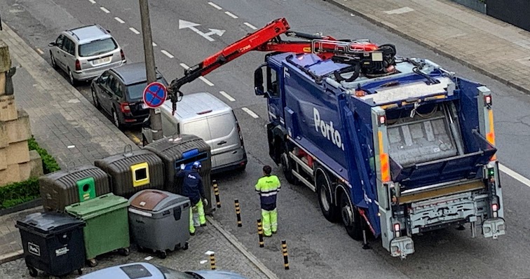 A Porto city crew emptying the ecoponto containers.