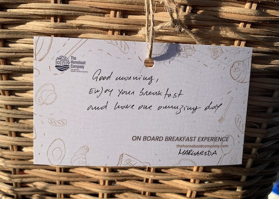 A note attached to the breakfast basket