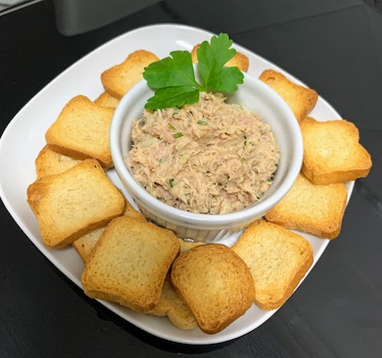 Tuna pâté with tostas.