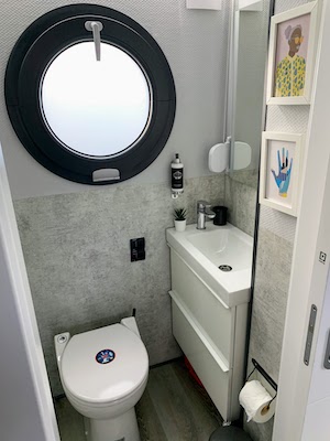 The bathroom in the houseboat