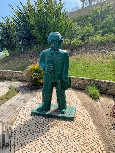 Status of Vasco Cabral at the Pargue dos Poetas in Oeiras, Portugal