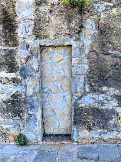 The stone door between Praia da Azarujinha and Praia da Poça