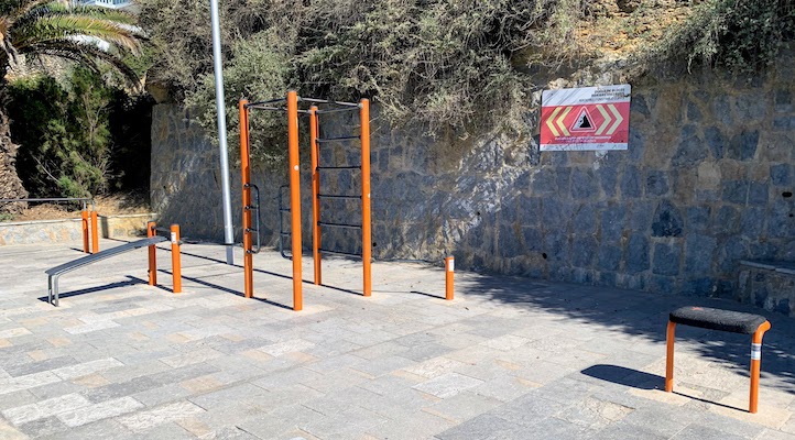 Outdoor exercise equipment at Praia da Poça