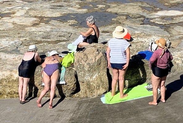 Sunbathers at the Piscina Oceãnica do Tamariz