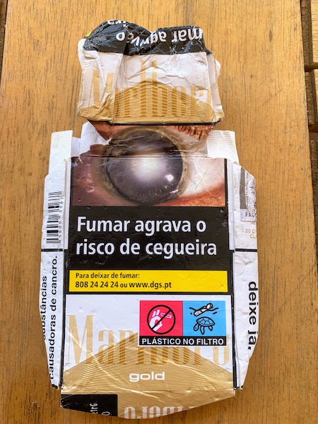 A Portuguese cigarette pack with the warning "Smoking increases the risk of blindness"