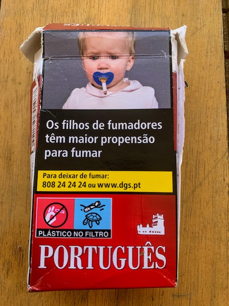 A Portuguese cigarette pack with the warning "Smokers' children are more likely to smoke"