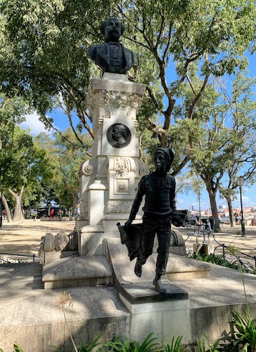 The bust of Eduardo Coelho and statue of a paper boy