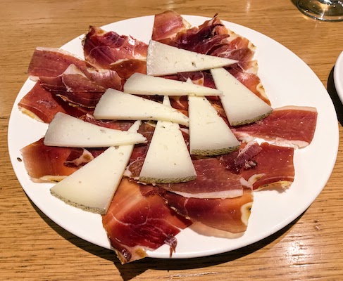 Jamon and manchego cheese tapas at Taberna Antonio Manueal in Valencia