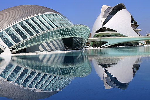 Reflejos_en_la_ciudad_de_las_artes_y_ciencias,_Valencia. A photo of the City of Arts and Sciences in Valencia.