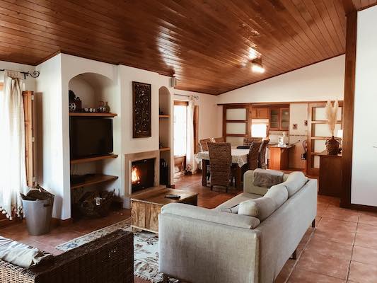 The common living area at Quinta Amarela Guest House in Nazaré.