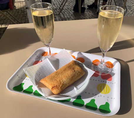 A snack at the Quiosque Príncipe Real - two glasses of white wine and an empada.