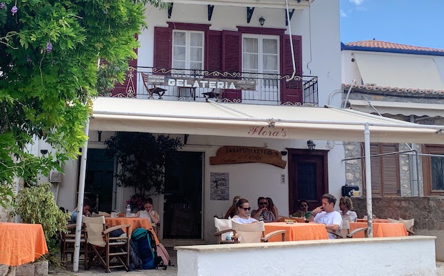 9864 - Floras Gelateria The exterior and patio at Flora's Gelateria in Hydra.