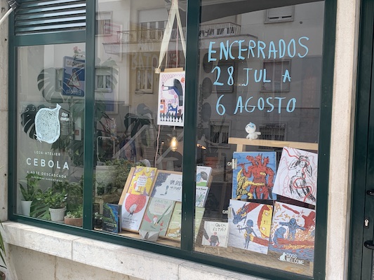 A shop window in our neighborhood with the handpainted notice "Encerrados 28 Jul a 6 Agosto" or "Closed July 28 to August 6".