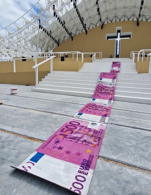 A carpet made to look like €500 bank notes unrolled at the World Youth Day altar by the Portuguese street artist Bordalo II as a protest over the cost of the event borne by Portuguese citizens.