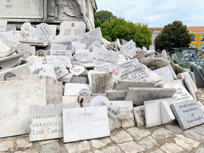 Plaques expressing gratitude to Dr. Sousa Martins in the Campo dos Mártires da Pátria in Lisbon.