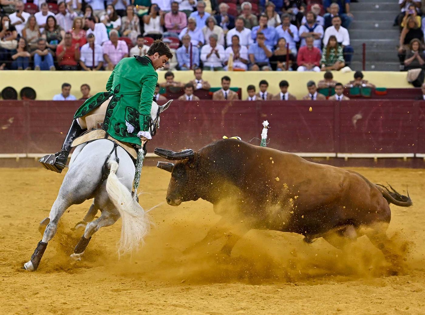 A calvaleiro, Francisco Palha, during a bullfight at Campo Pequeno in 2017.