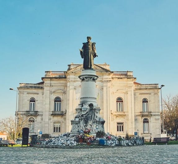 The monument to Dr. José Tomás de Souza Martins in the Campo dos Mártires da Pátria in Lisbon.