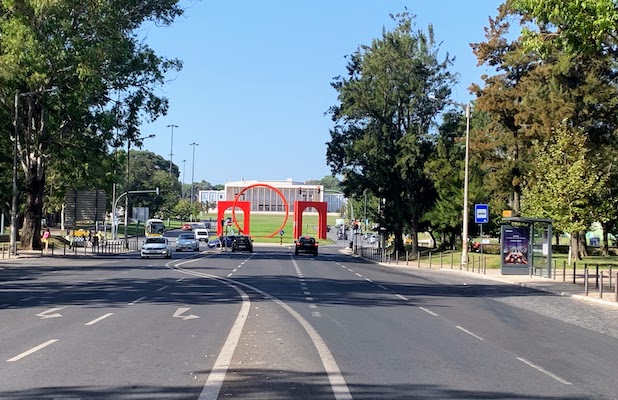 Avenida de Brasil bisects the Jardim Mário Soares and leads to the campus of the University of Lisbon.