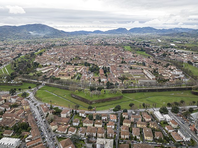 An aerial view of Lucca that shows the wall surrounding the old city.