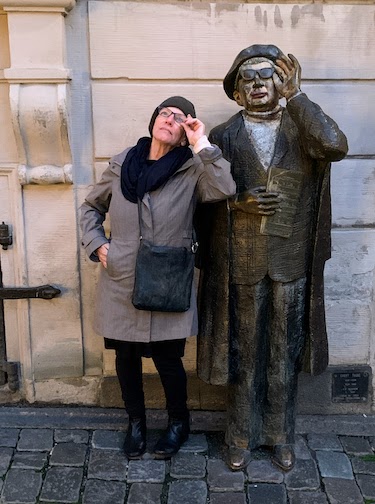 Mary posing with a statue in Gamal Stan.