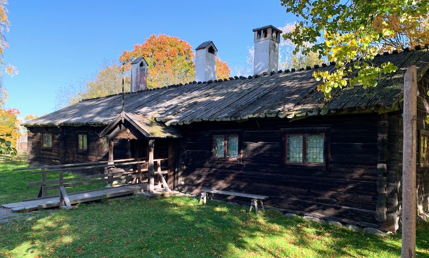 A long log cabin with three chimneys at Skansen.