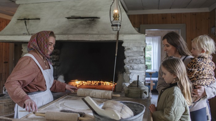 A reenactment of 19th century flatbread baking at Skansen.