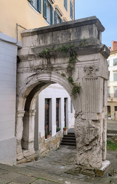 The Arco di Riccardo with a much newer building enclosing one side.