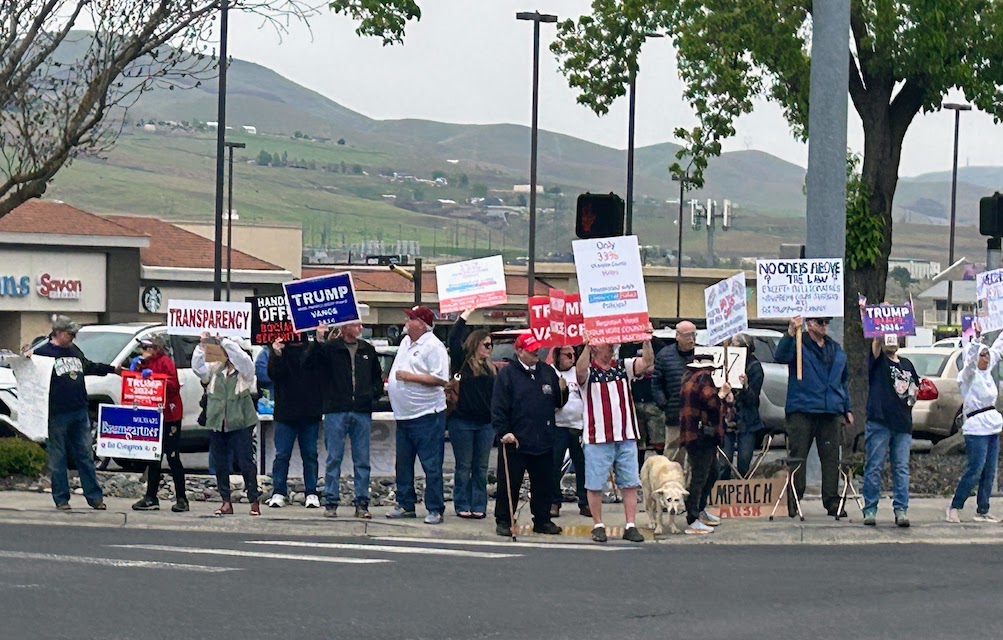 A photo showing several people holding Trump signs in the middle of an anti-Trump rally in Clarkston, WA on April 19, 2025
